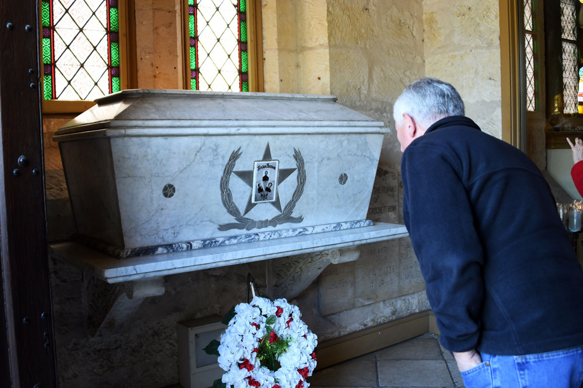 134 Wally Driewer with the tomb of the Alamo heros.JPG
